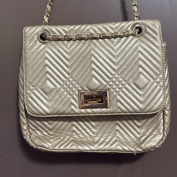 Elegant Gold Quilted Women's Bag - Picture 4 of 6